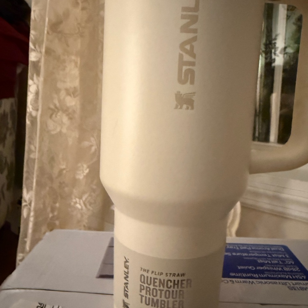 Stanley Cream Quencher Tumbler - Picture 2 of 4